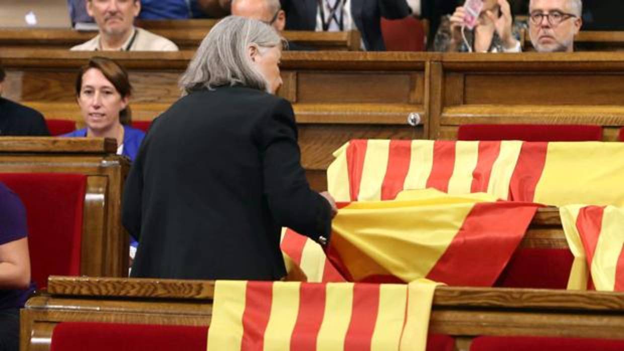 Àngels Martínez retiró las banderas de España del Parlamento catalán el pasado 6 de septiembre