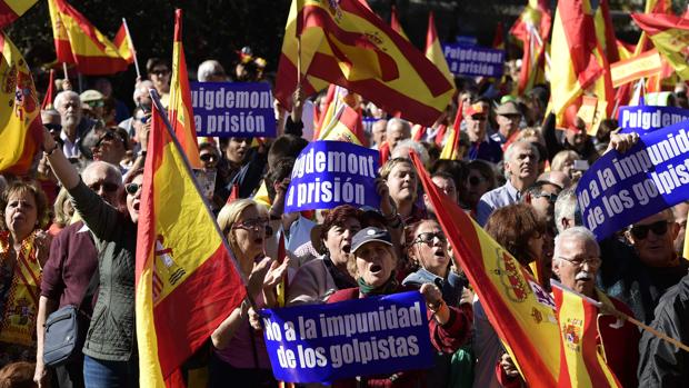 Miles de personas llenan la plaza de Colón en defensa de la unidad de España