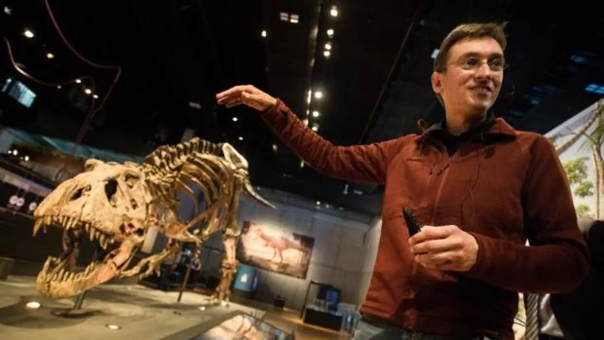 El inmenso esqueleto, ayer durante su presentación en público, con uno de sus paleóntologo