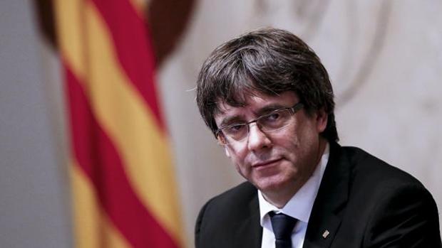 Puigdemont se hacía fotos y comía en un bar mientras desafiaba al Estado con su declaración