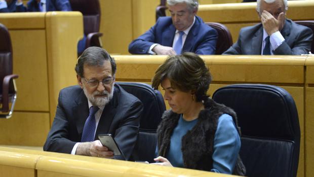 Rajoy asume la presidencia de Cataluña y la delega en Santamaría