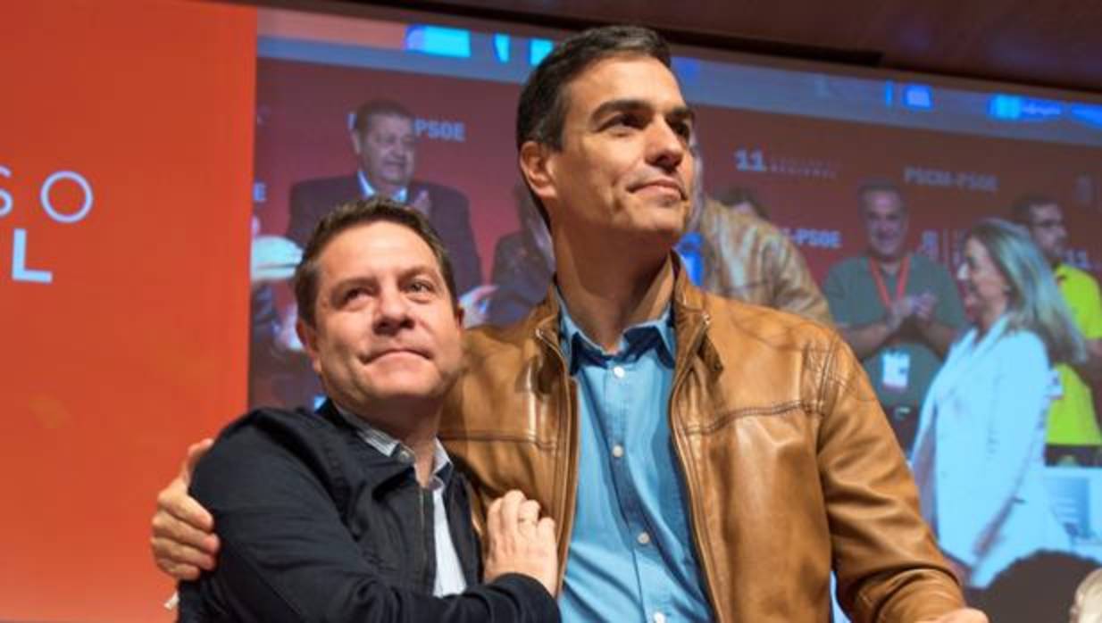 Pedro Sánchez junto a Emiliano García Page en el congreso regional del PSOE