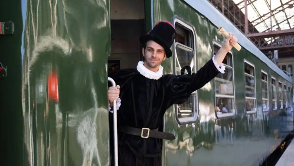 Un revisor vestido de época saluda en un tren