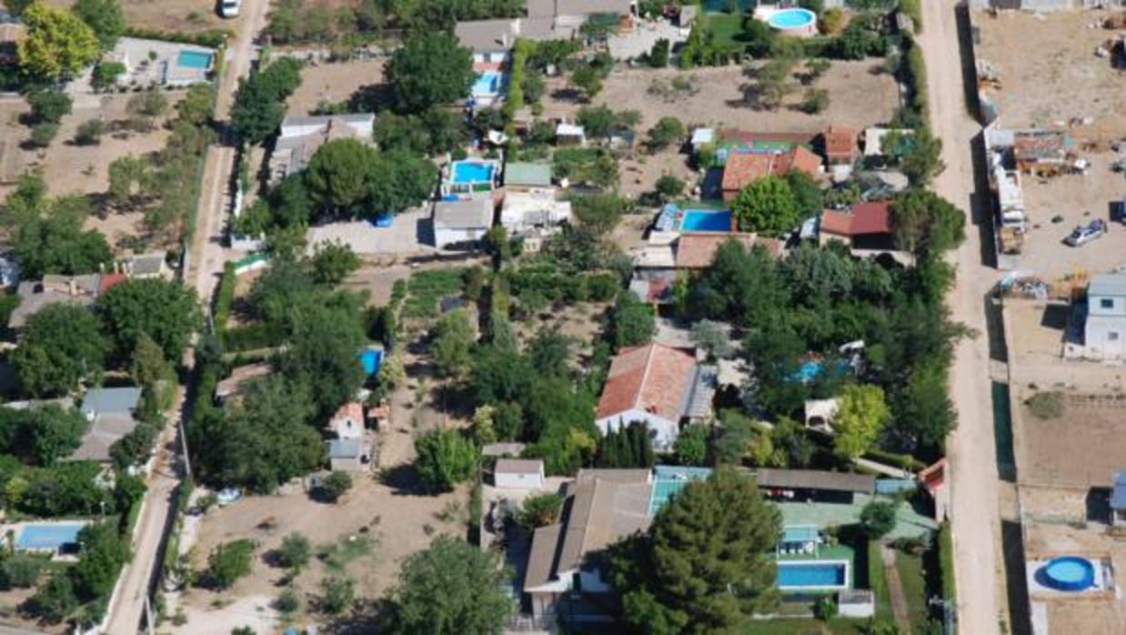 Vista aérea de algunas de las lujosas construcciones, piscina incluida, en Chinchón