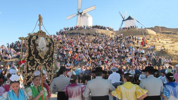 Consuegra, desbordada de turistas en la Fiesta de la Rosa del Azafrán