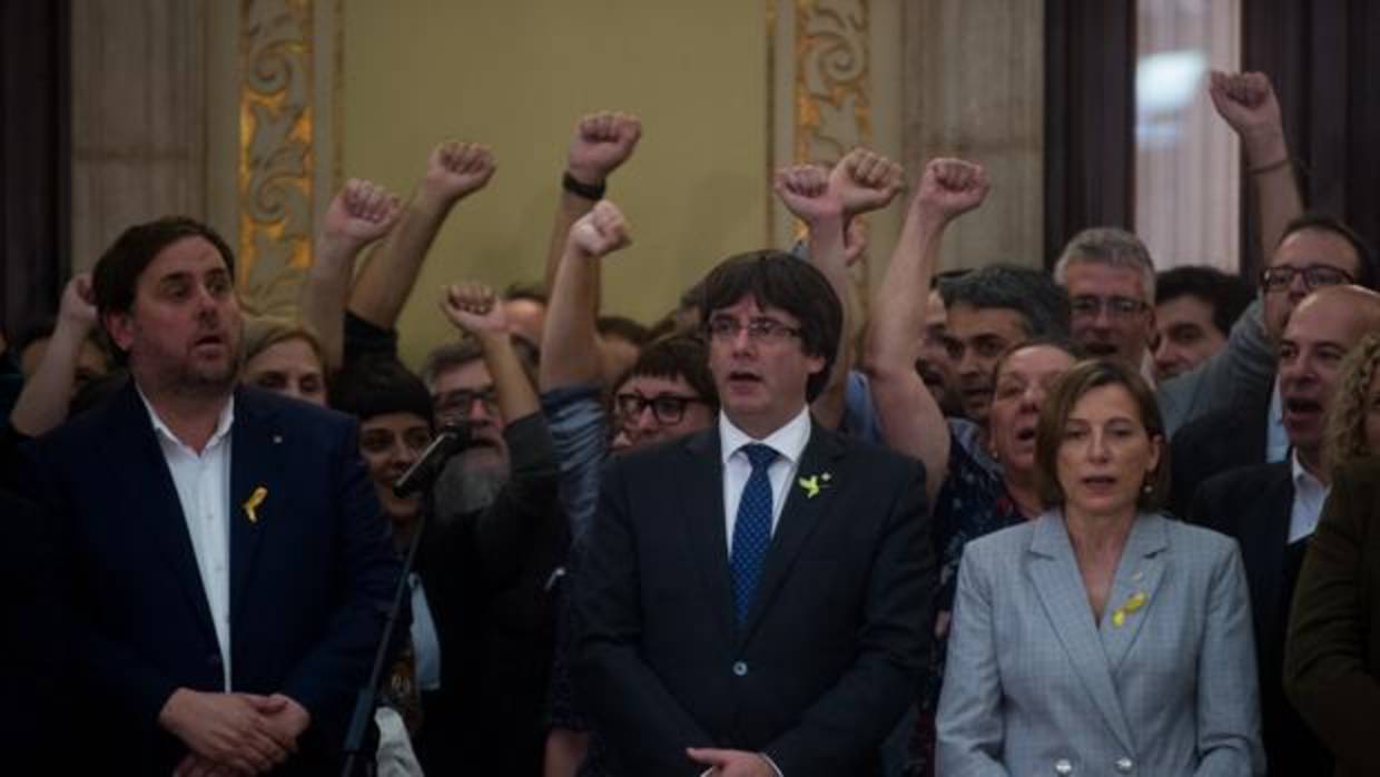 Puigdemont, Forcadell y Junqueras, tras declarar la falsa independencia