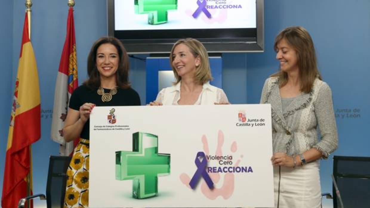 La consejera de Familia e Igualdad de Oportunidades, Alicia García, y la presidenta del Consejo de Colegios Profesionales de Farmacéuticos de Castilla y León, Raquel Martínez (I), durante la presentación del proyecto conjunto de colaboración en materia de lucha contra la violencia de género, en una imagen de archivo