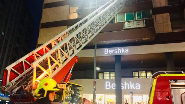 Cortan casi una hora la avenida Maissonnave de Alicante por un conato de incendio eléctrico