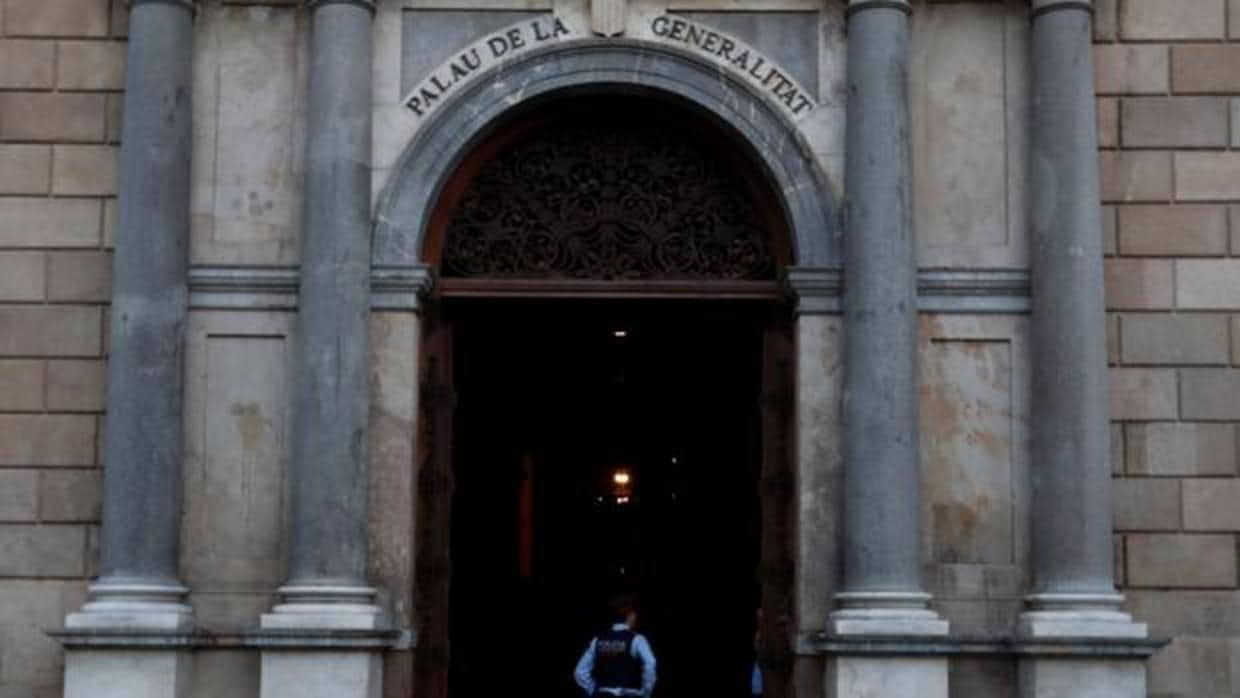 Un mosso, en la puerta del Palacio de la Generalitat