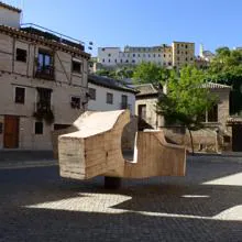 Plaza de Alfonso VI con la escultura de Eduardo Chillida en 2015
