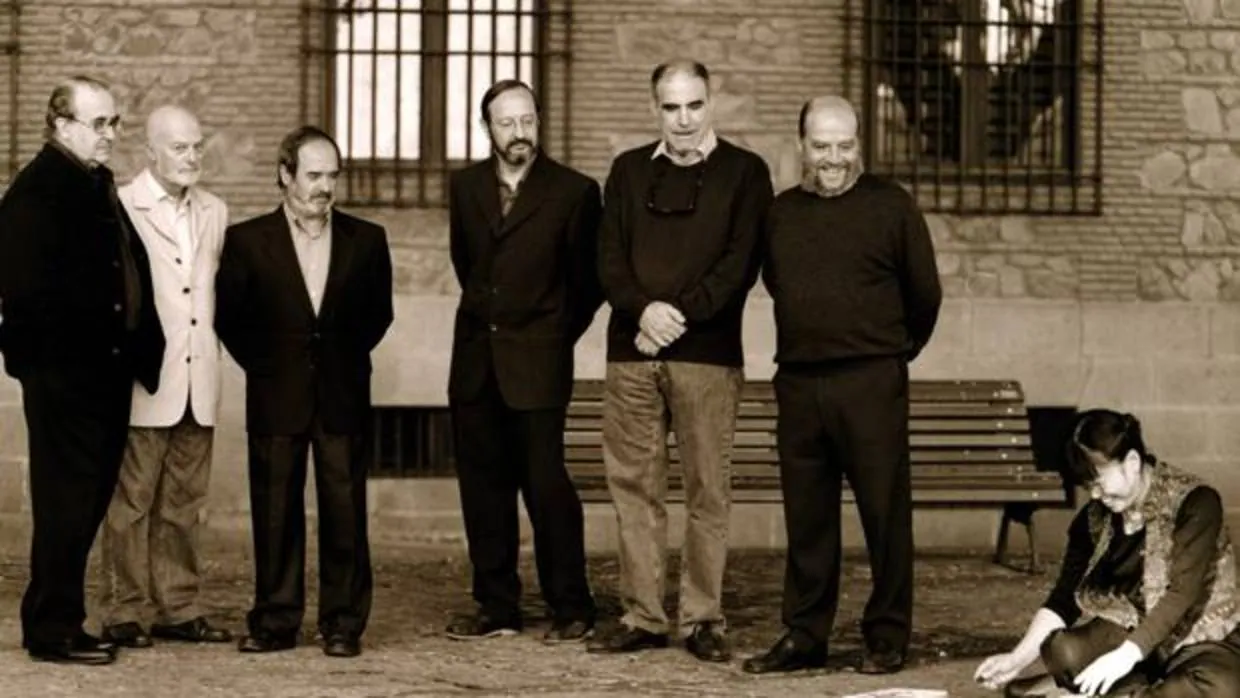 Algunos miembros del grupo Tolmo en la plaza del Ayuntamiento de Toledo (Colección particular E. Sánchez-Beato)