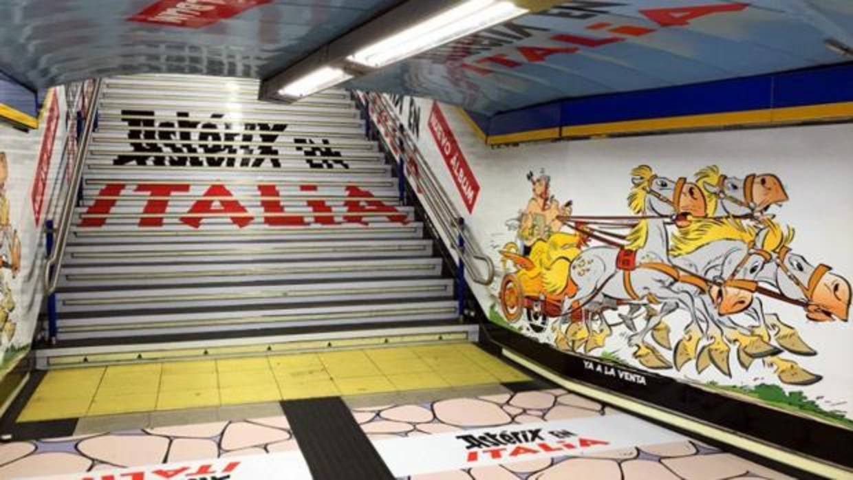 Estación de metro de Sol, con la publicidad de Astérix y Obélix
