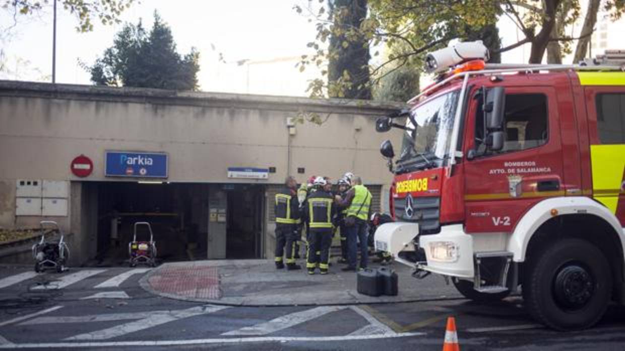 Un incendio al parecer intencionado ha afectado a cinco coches en el aparcamiento del hospital de la Santísima Trinidad de Salamanca