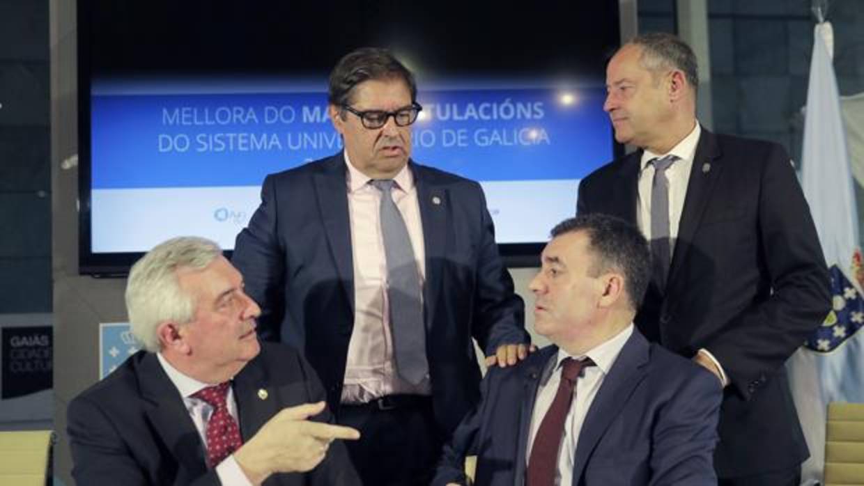 El conselleiro Roman Rodríguez, abajo la derecha, con los rectores de la universidades gallegas