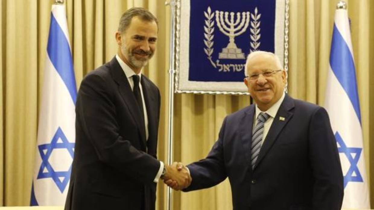 El Rey junto al jefe de estado isarelí, el presidente Reuven Rivlin, en la visita que Don Felipe hizo en 2016