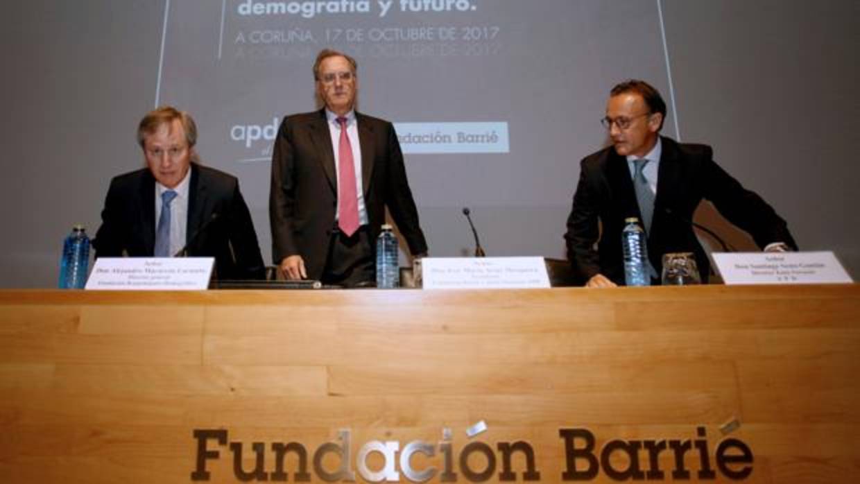 El presidente de la Fundación Barrié, José María Arias (centro)