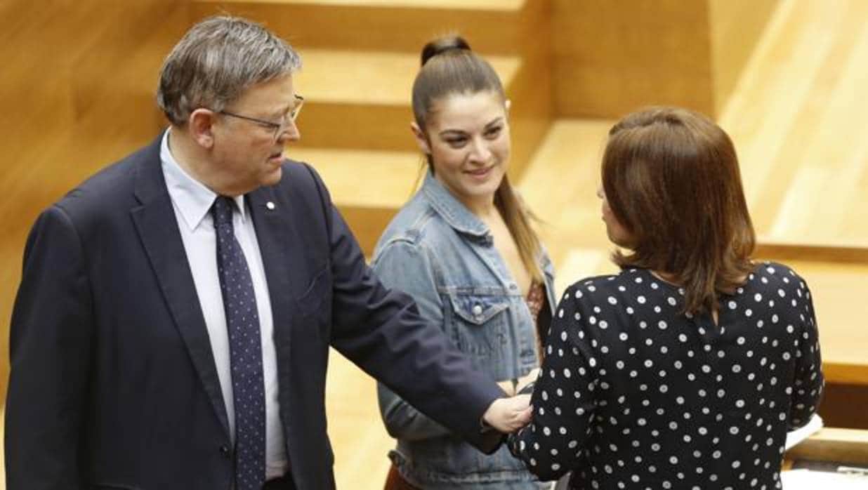 Ximo Puig saluda a Isabel Bonig, el pasado 26 de octubre en las Cortes Valencianas
