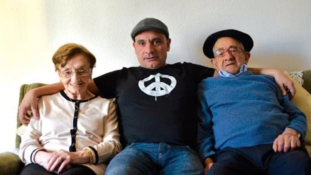 Arturo Cisneros junto a sus padres en una de las escenas del documental, que llega hoy a la sala Thalía