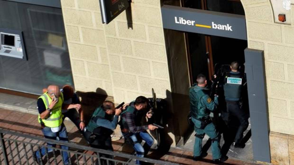 La Guardia Civil irrumpe en la oficina atracada