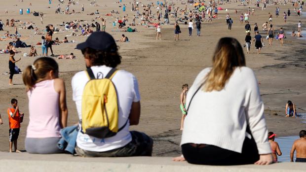 El Día de Todos los Santos llena los cementerios... y las playas valencianas