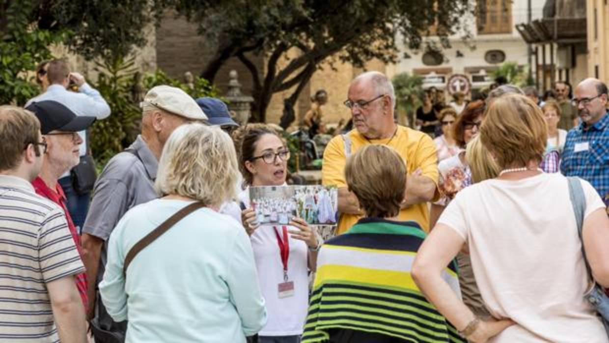 Imagen de un grupo de turistas tomada en el centro de Valencia