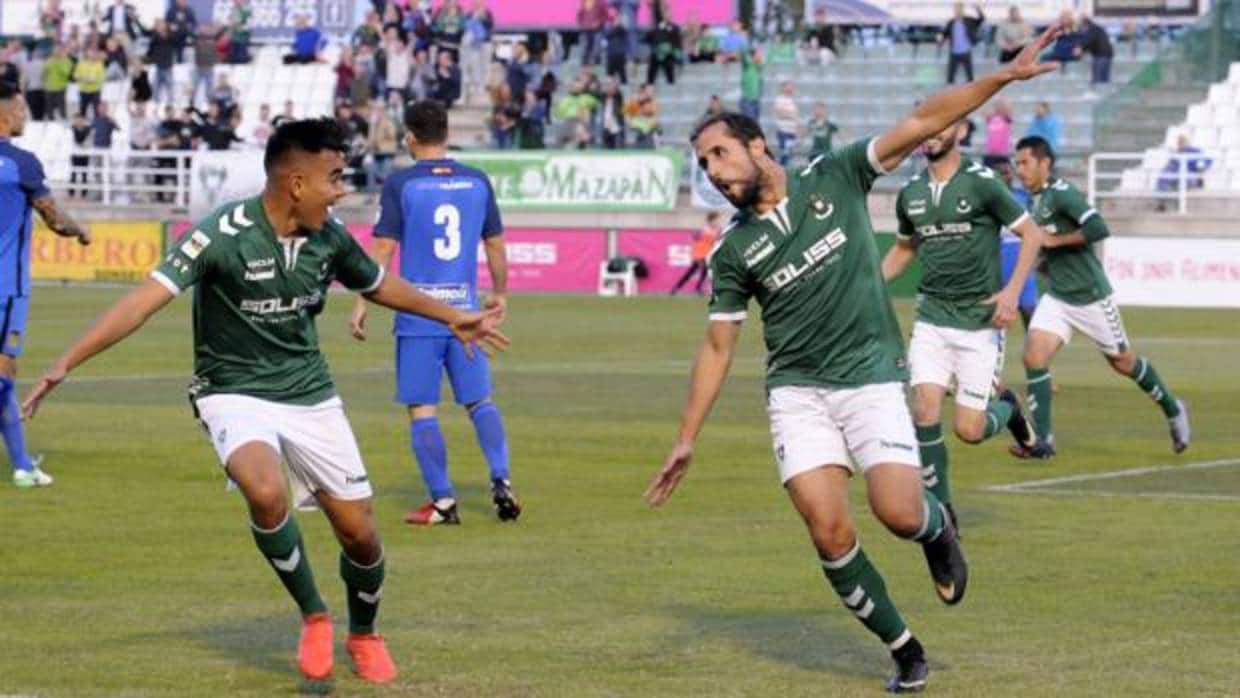 Canario celebra su gol en compañía de Charly Rodríguez