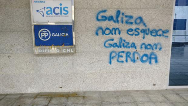 Atacan la sede del PPdeG con pintadas: «Galicia no olvida, Galicia no perdona»