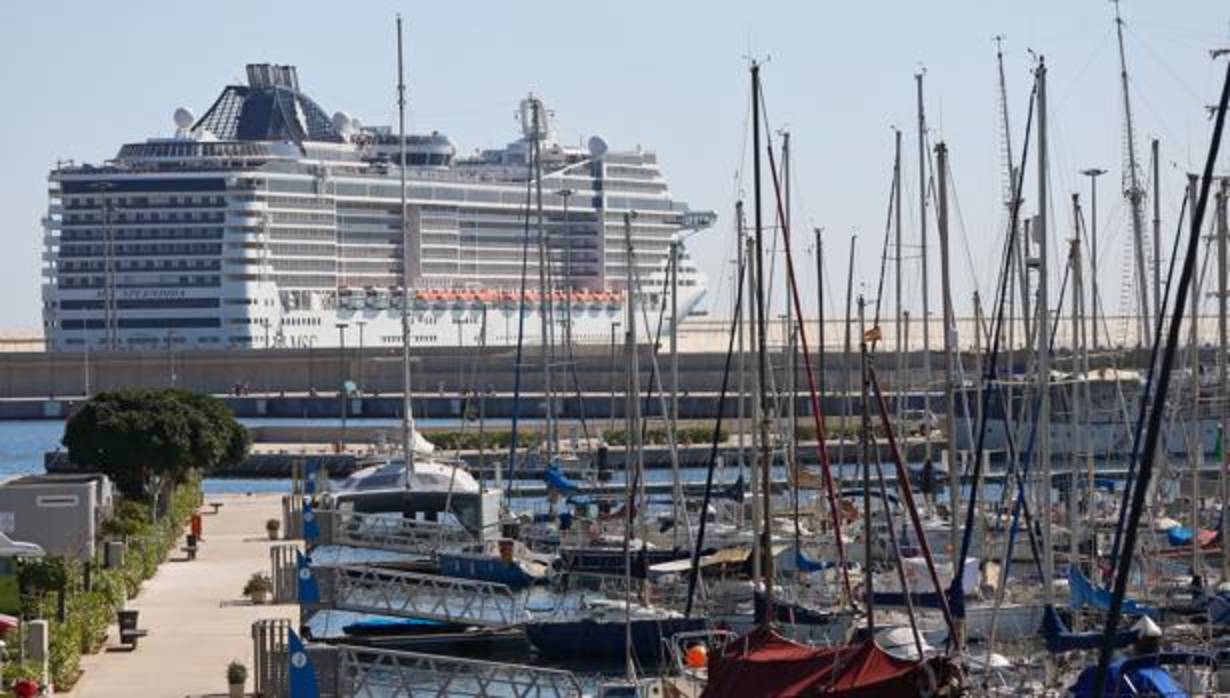 Imagen de un crucero tomada en el puerto de Valencia