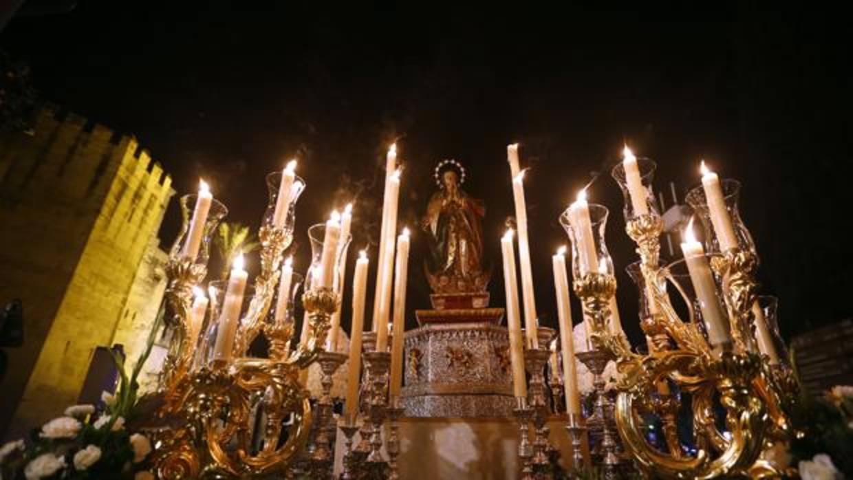 Imagen de la Inmaculada en procesión