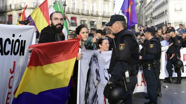 Ocho «red skin» detenidos por delitos de odio en la manifestación a favor del referéndum ilegal en Sol