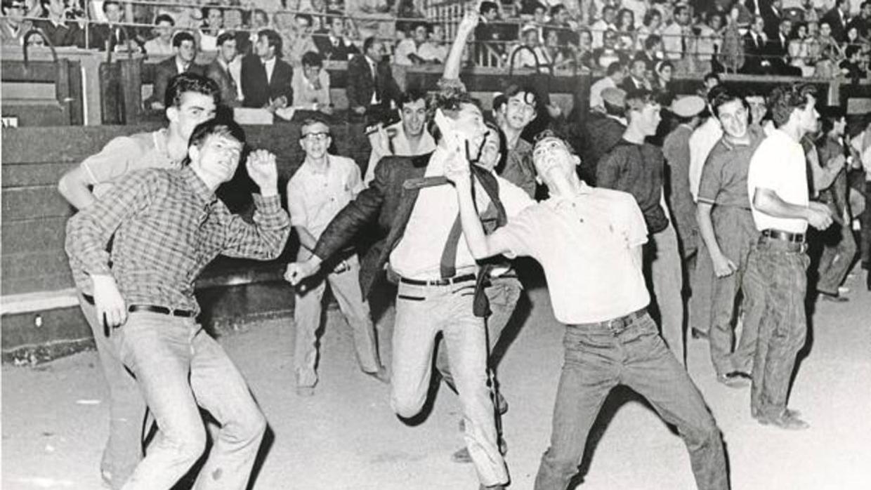 Jóvenes bailan en Las Ventas en el concierto de Los Beatles (1965)