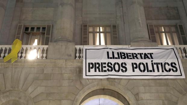 El Ayuntamiento de Barcelona cuelga una pancarta pidiendo la libertad de los exconsejeros