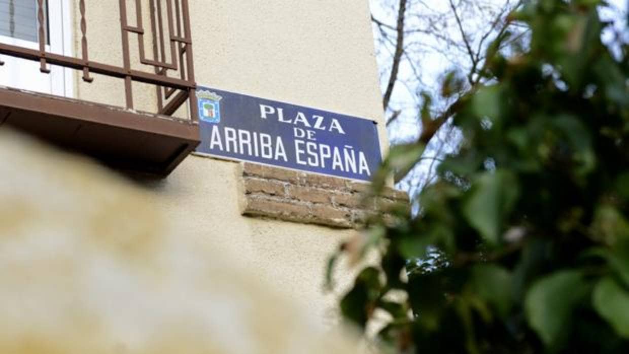 Placa de la plaza de Arriba España, en Madrid