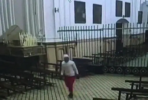 Uno de los ladrones dentro de una iglesia