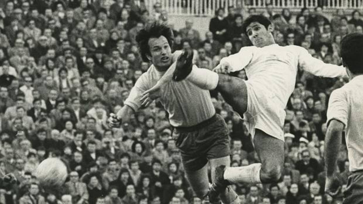 Santillana y Castellano disputan el balón en el Real Madrid-Las Palmas de la liga de 1972