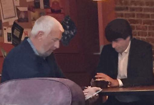 Josep Maria «Jami» Matamala y Carles Puigdemont, el jueves en una cafetería de Bruselas