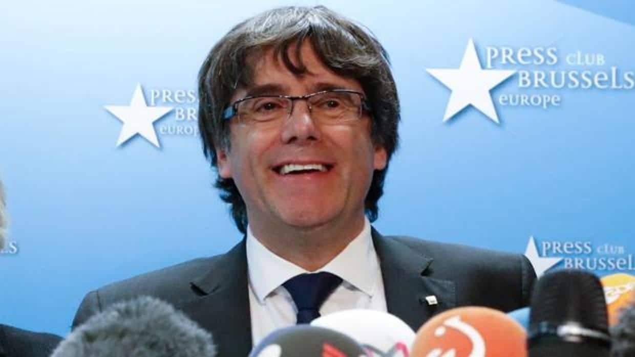 Puigdemont,, sonriente durante su «escapada» a Bruselas
