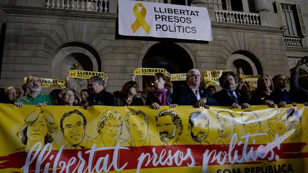 Barcelona pide «libertad para los presos políticos» con una pegada de carteles masiva