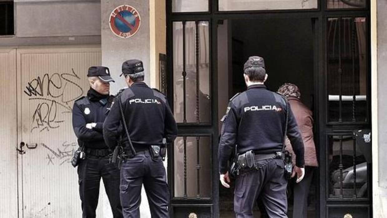 Imagen de archivo de unos agentes de Policía en Valencia