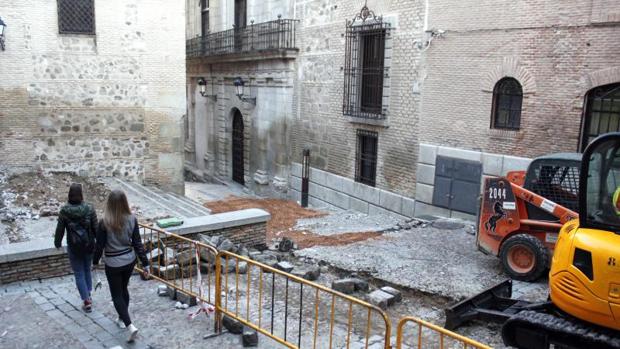 El acceso principal al Ayuntamiento de Toledo, cerrado por obras