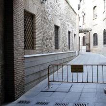 El acceso principal al Ayuntamiento de Toledo, cerrado por obras