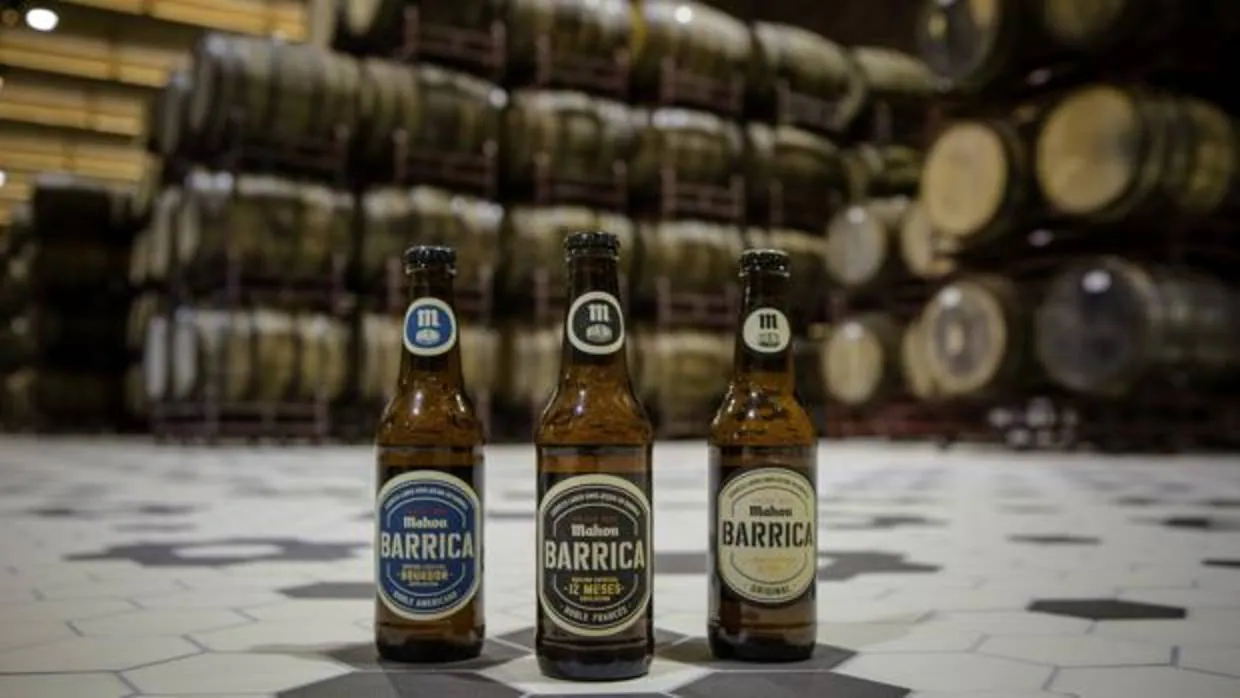 Las tres cervezas envejecidas en barrica de Mahou en su planta de Alovera (Guadalajara)