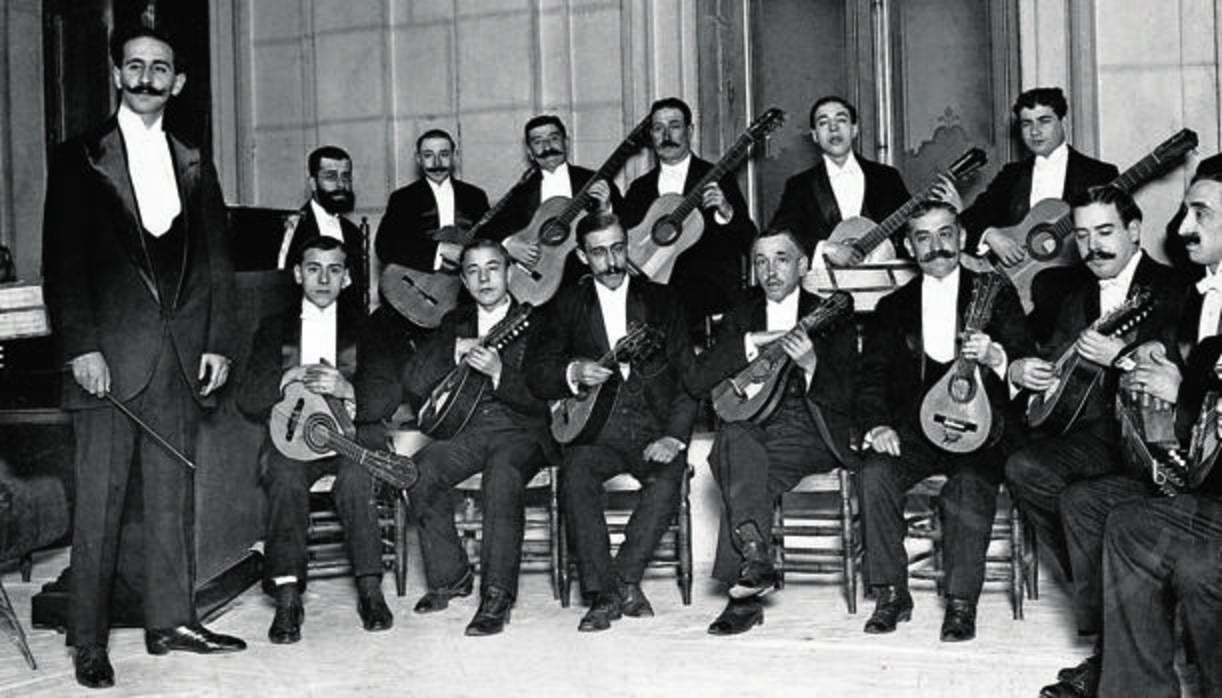 Germán Lago, de pie a la izquierda, en una imagen de 1912 con la Sociedad Mandolinística Hispania