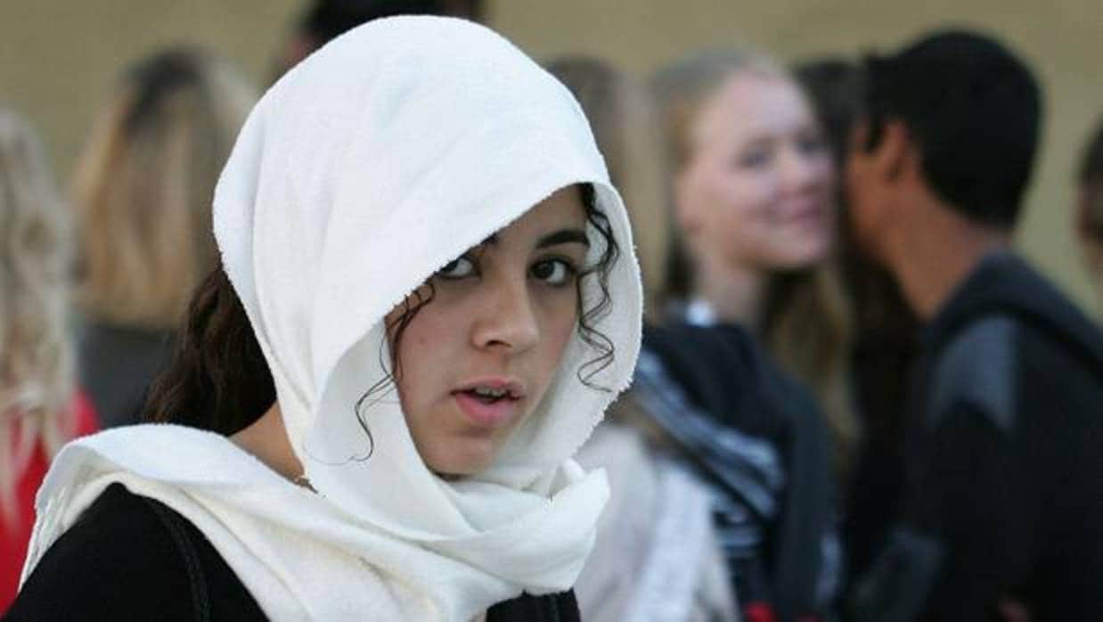 Una joven ataviada con hiyab