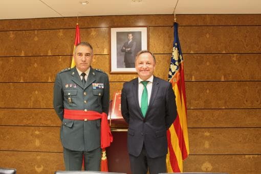 Imagen del delegado del Gobierno con el nuevo General de la 6ª Zona de la Guardia Civil, el General de Brigada José Hermida Blanco