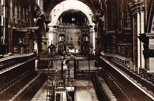 Coro de la Catedral, en la nave central, y a la izquierda el órgano, antes de su destrucción en 1936