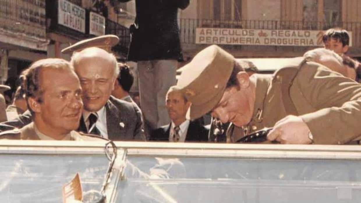 Don Juan Carlos, el 19 de abril de 1979, durante el recorrido que hizo por Calatayud junto al alcalde José Galindo (en la imagen, tras el Rey)