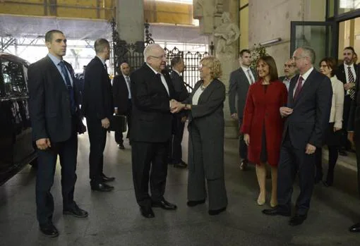 La alcaldesa de Madrid, Manuel Carmena, recibe al presidente de Isarael, Reuven Rivlin, ayer, en Cibeles