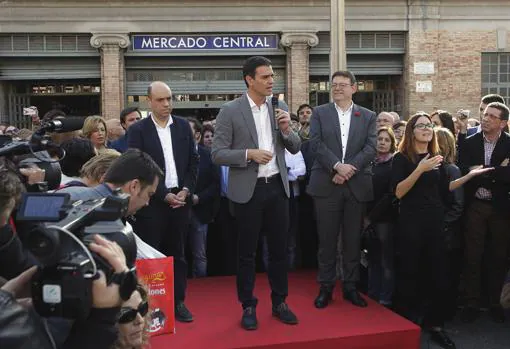 Echávarri, Sánchez y Puig, durante un acto de campaña en Alicante