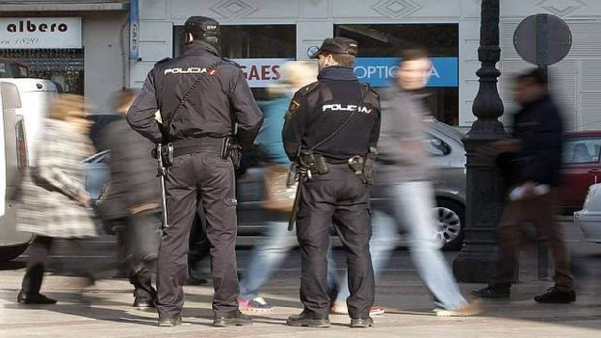 Imagen de dos agentes de la Policía Nacional captada en Valencia
